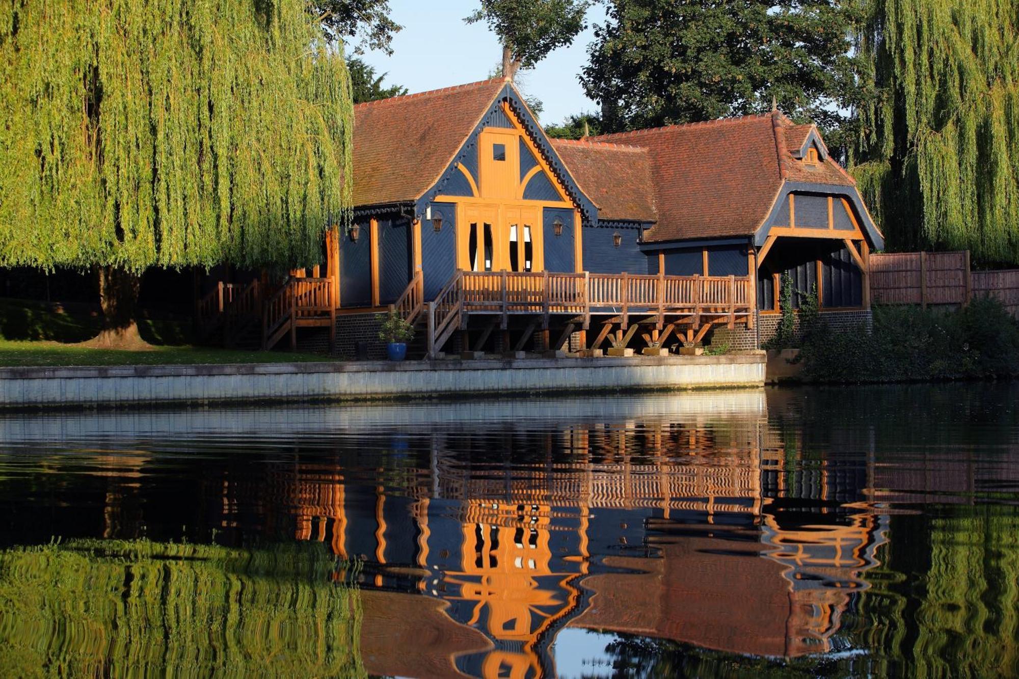 Hotel Oakley Court Windsor Esterno foto